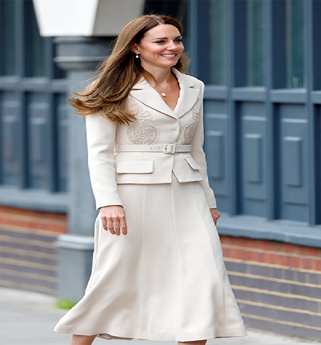 Kate stuns as she takes economy flight with Charlotte and Louis en route to Balmoral