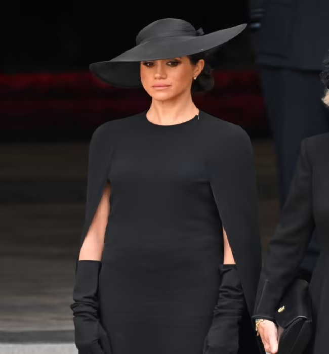 Meghan Markle:Duchess of Sussex wipes away tears in emotional moment at Queen's funeral 