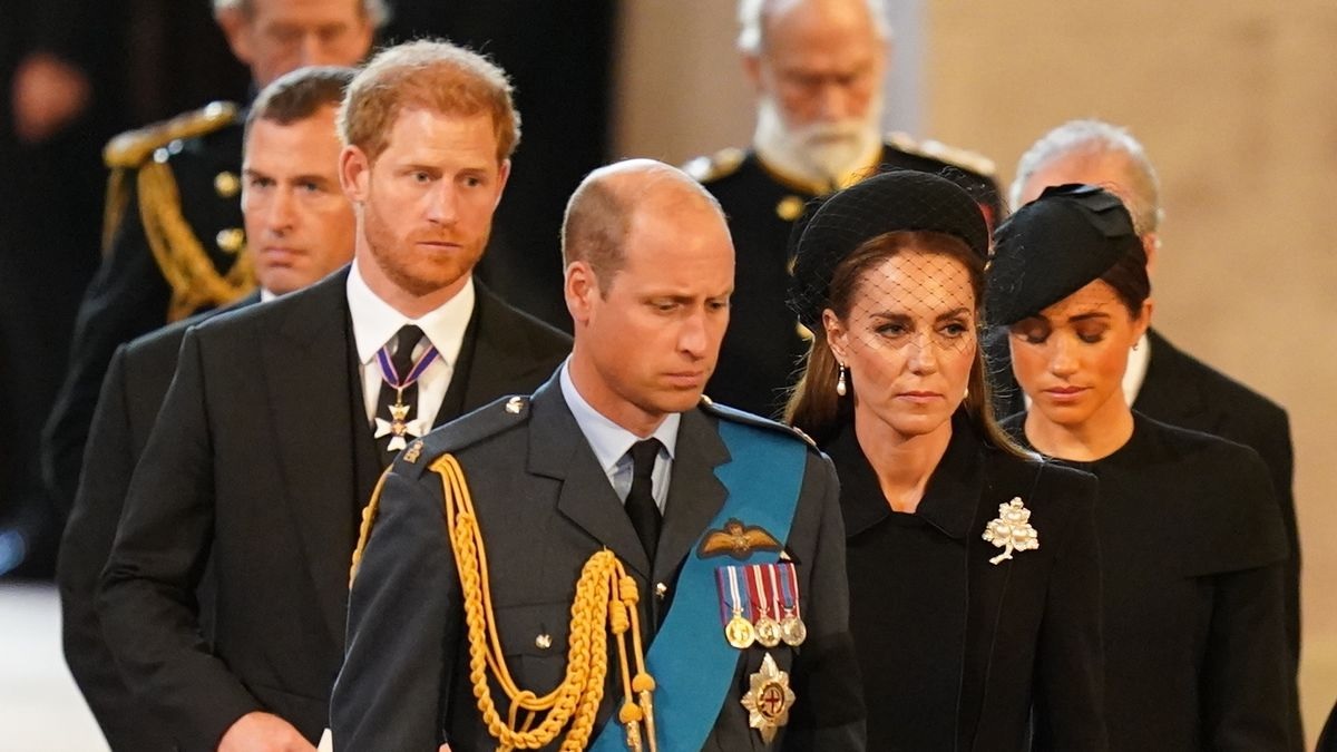 Royal Family LIVE: Prince Harry 'reaches out to William to call truce after money issues'