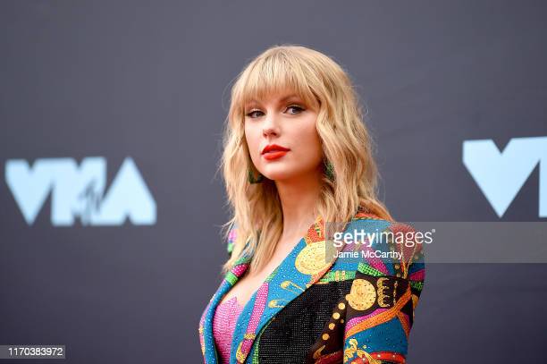 Why Taylor Swift breaks down in uncontrollable tears