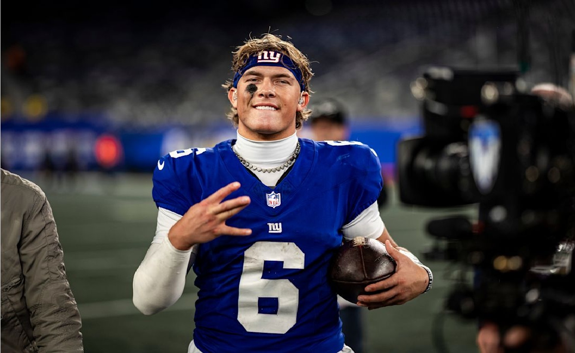 Giants Quarterback Jaxson Dart Forced Into Medical Tent After Brutal Hit, Sparking Fresh Concussion Fears